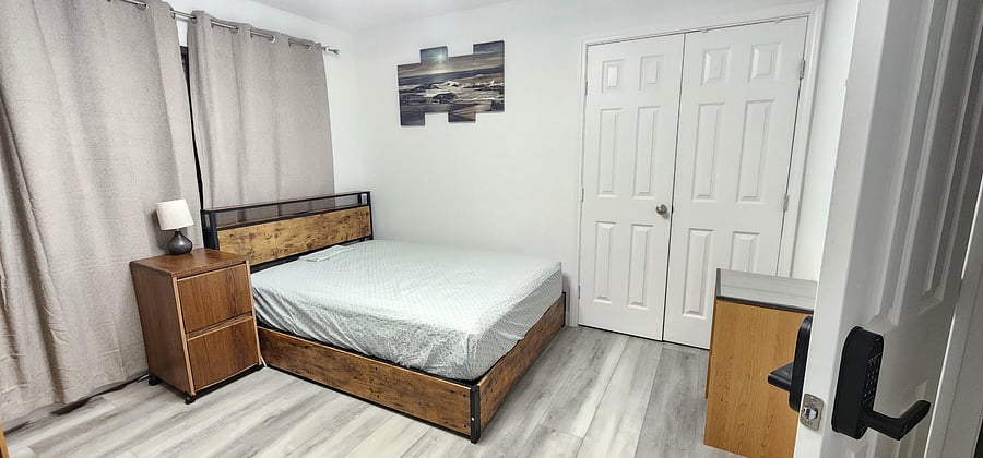 Newly renovated Room, Wide Double Doors & Smart lock