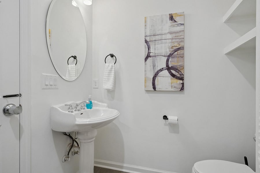 A second photo of the bathroom
