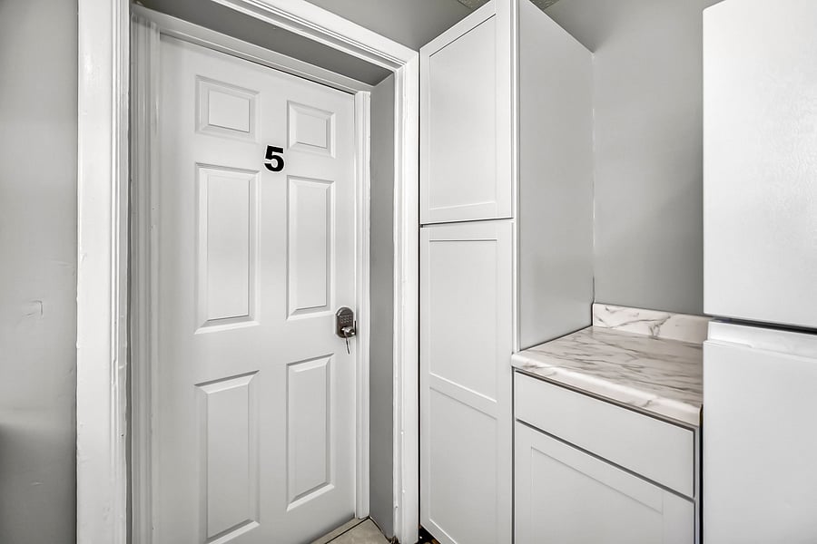 ROOM 5 LARGE ROOM SUITE PRIVATE ENTRANCE