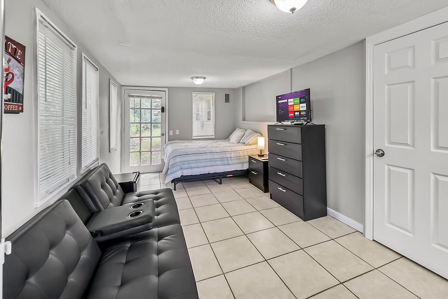 ROOM 5 LARGE ROOM SUITE PRIVATE ENTRANCE