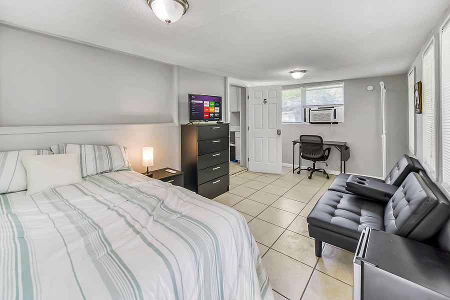 ROOM 5 LARGE ROOM SUITE PRIVATE ENTRANCE