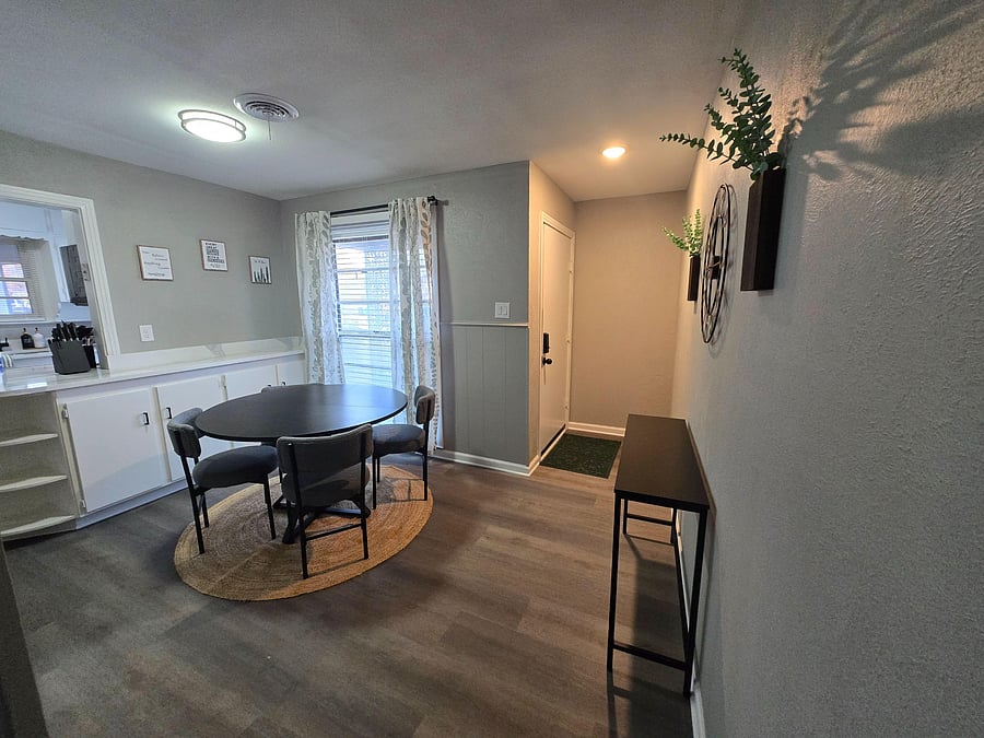 Dining room/front entrance