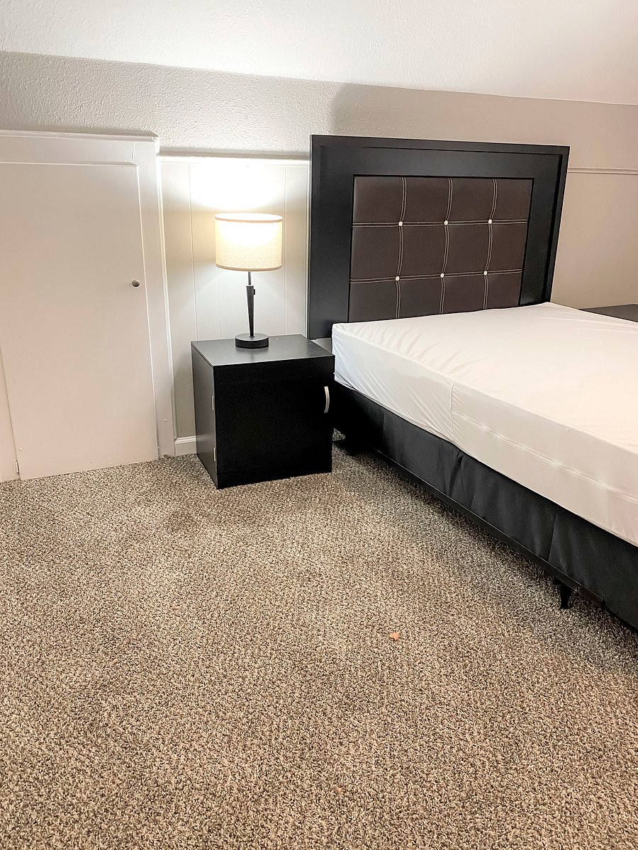 Bedroom 5 Full Bedroom 5 FuBed, Side Table and Lamp with USB Port