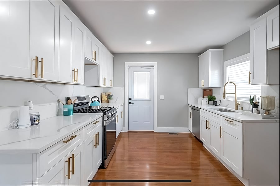 Main Level Full Kitchen