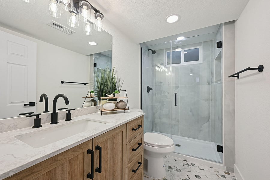Shared bathroom to Room D, E