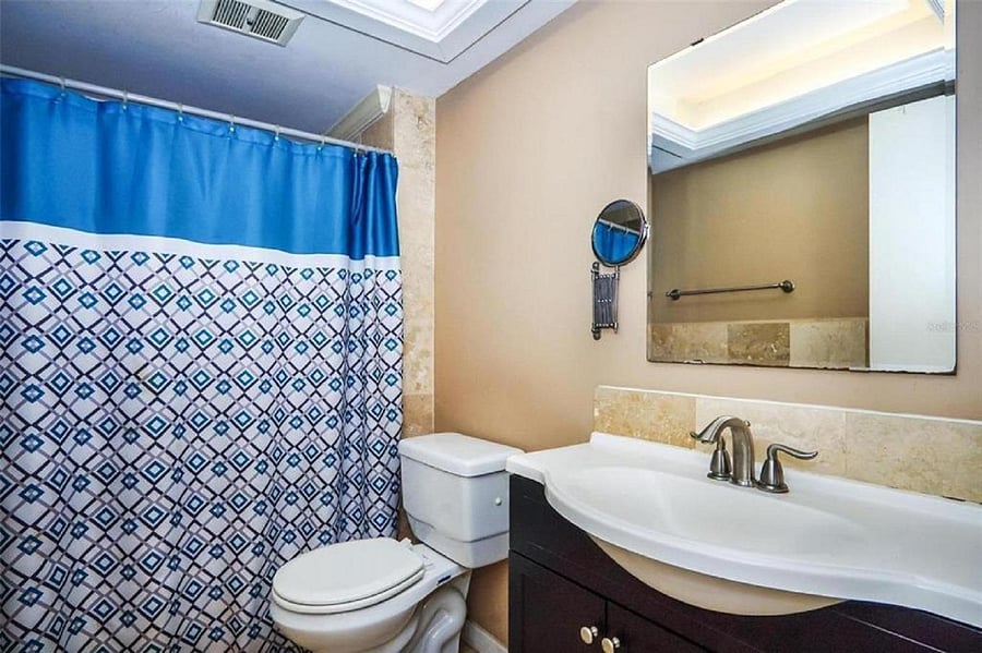 Full Bath - Hallway Bathroom