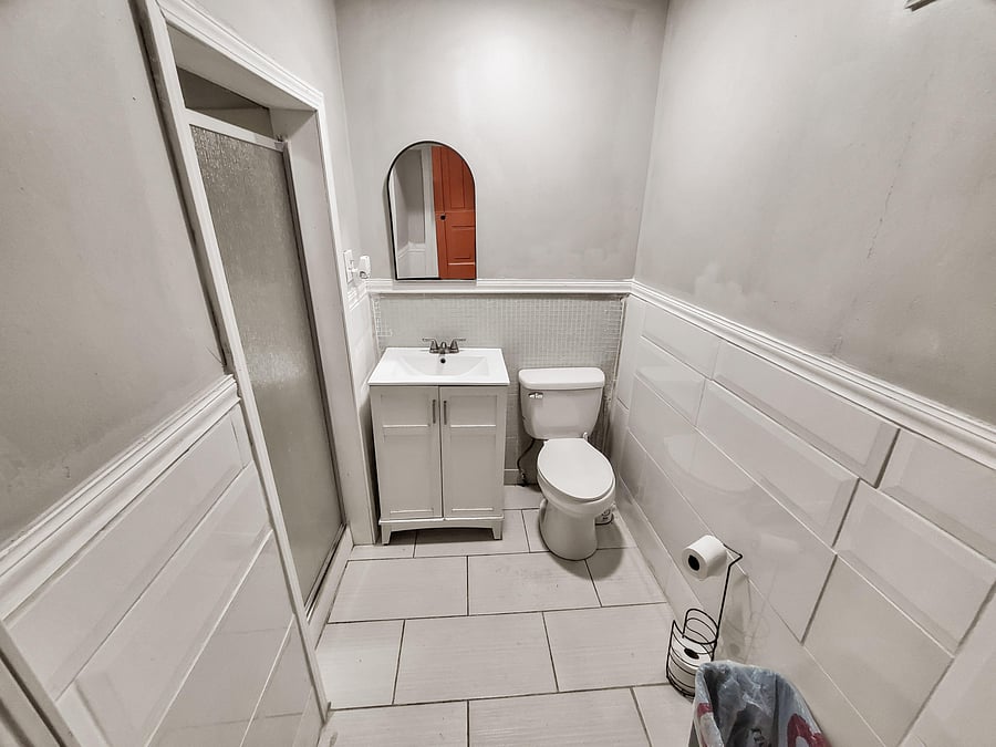 Shared Bathroom for Rooms 4 & 5
