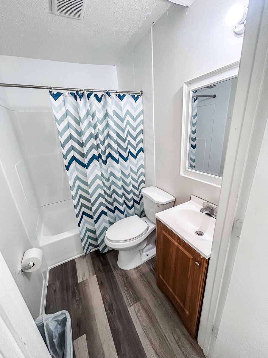 Rooms 1,3, and 4 share this bathroom