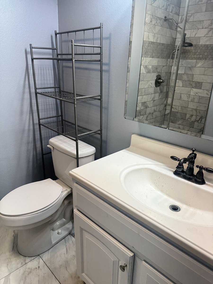 Hallway Full Bathroom