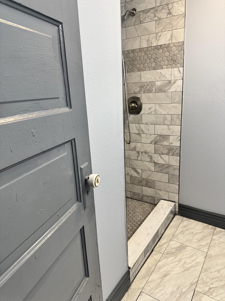 Hallway Full Bathroom