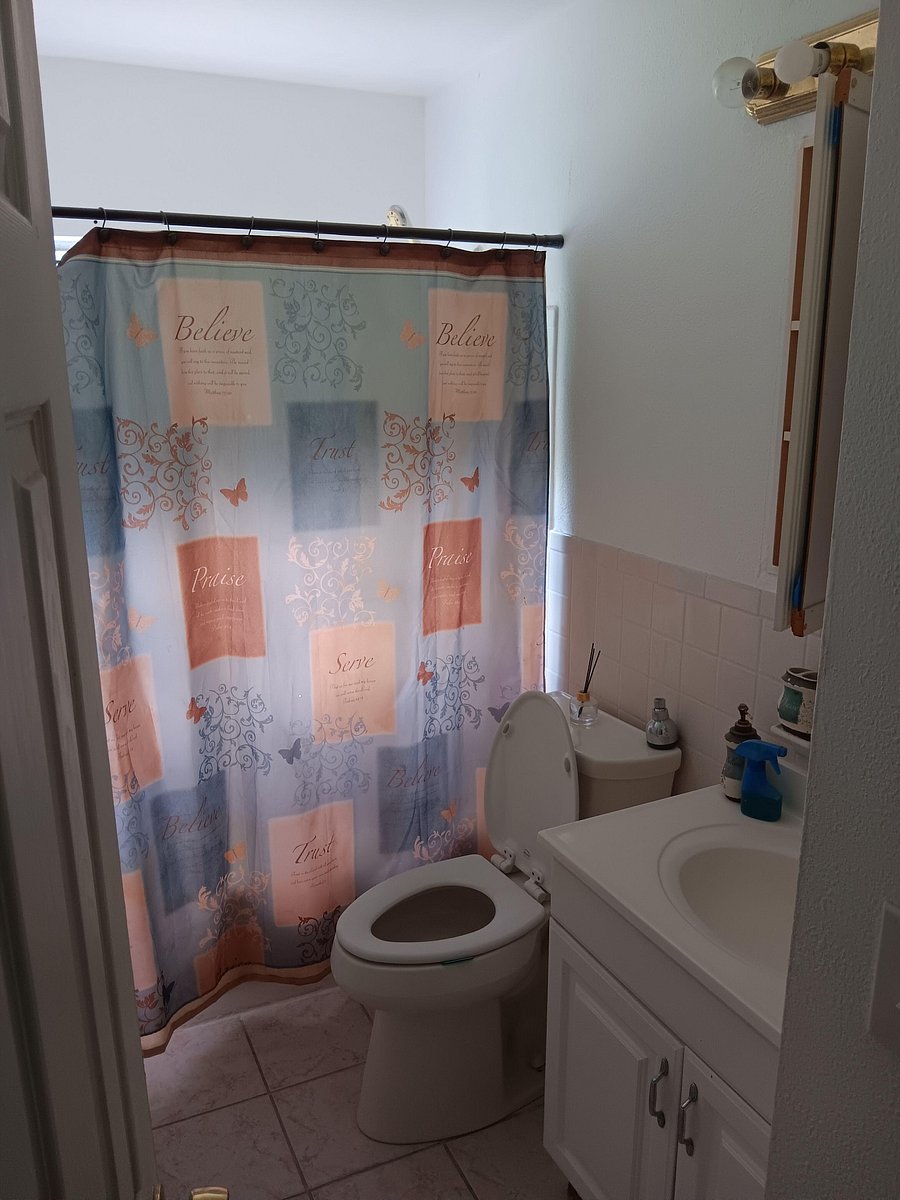 Believe, Praise, Serve, Trust bathroom with 19" Glory