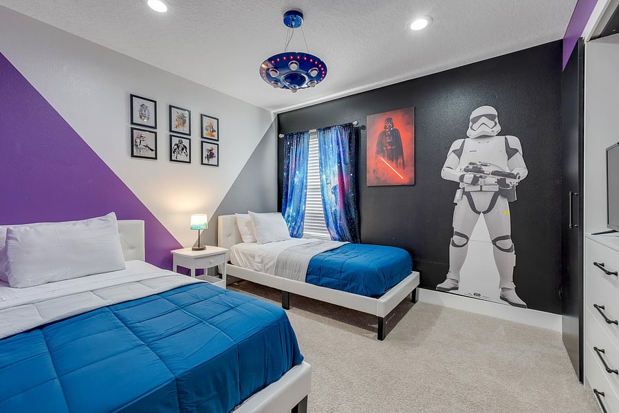 Queen-Size Bedroom - Affordable Comfort with Shared Bath