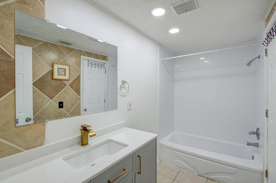 Bath 2 - Vanity & Shower /tub