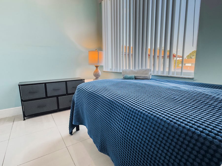 Single bed
Smart TV and Mini fridge