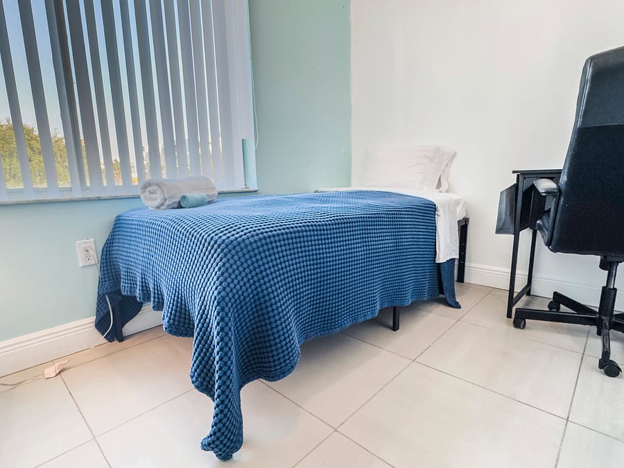 Single bed
Smart TV and Mini fridge