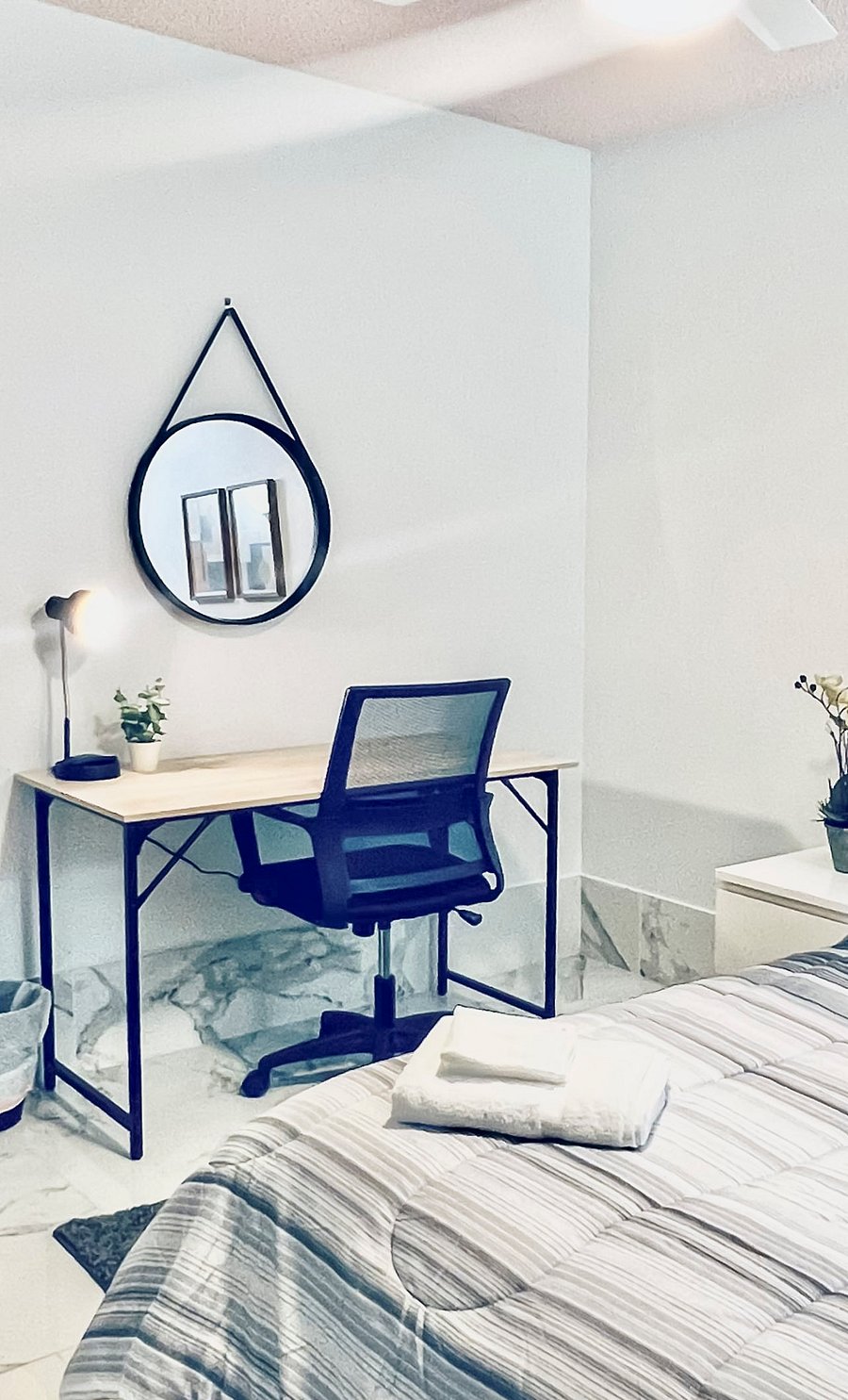 [RM3] Nice cool, clean ambiance. Very close to the hallway bathroom.
