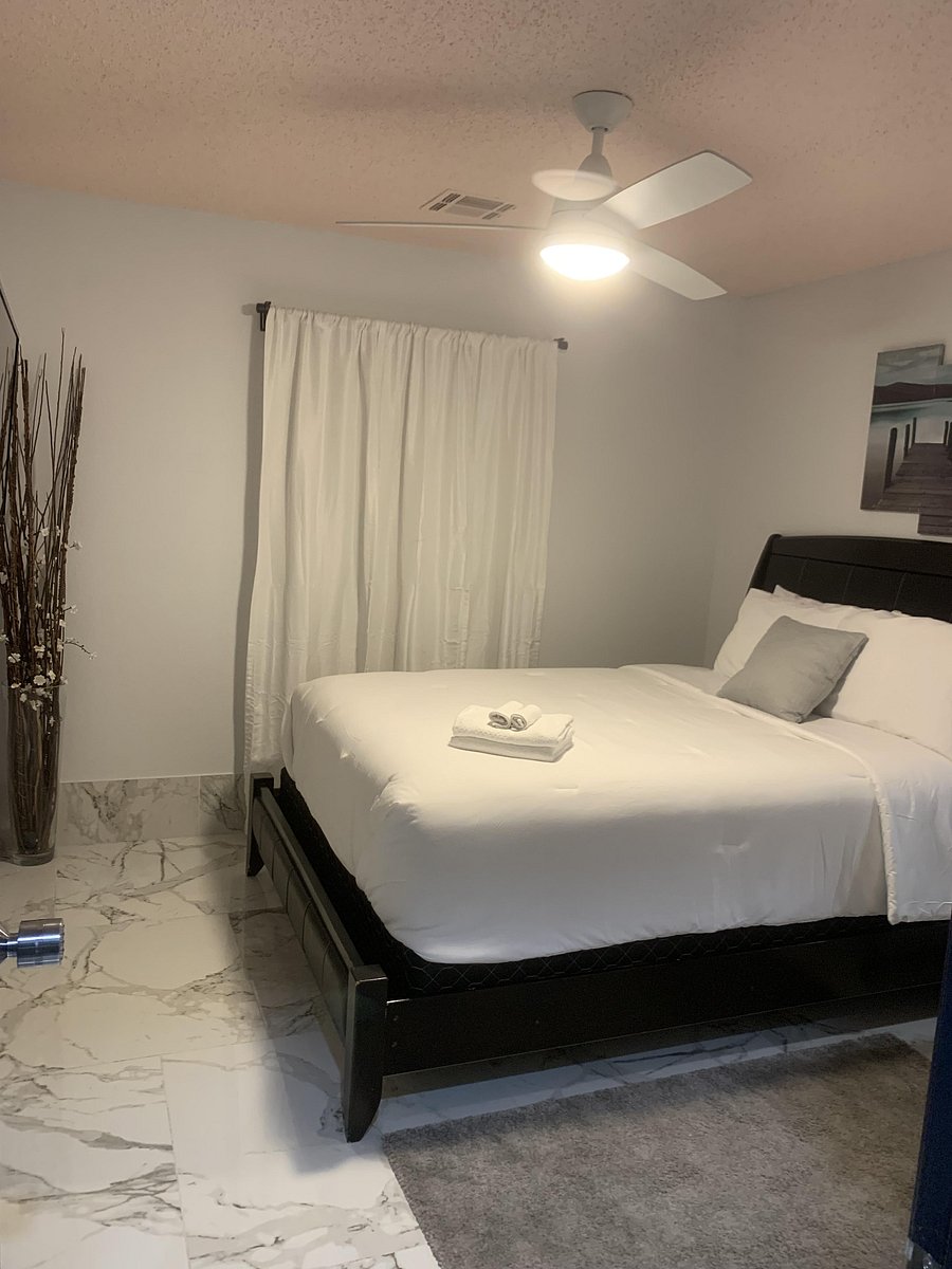 [RM1] Spacious! Close to restroom and garage entrance. Mirror door closet.