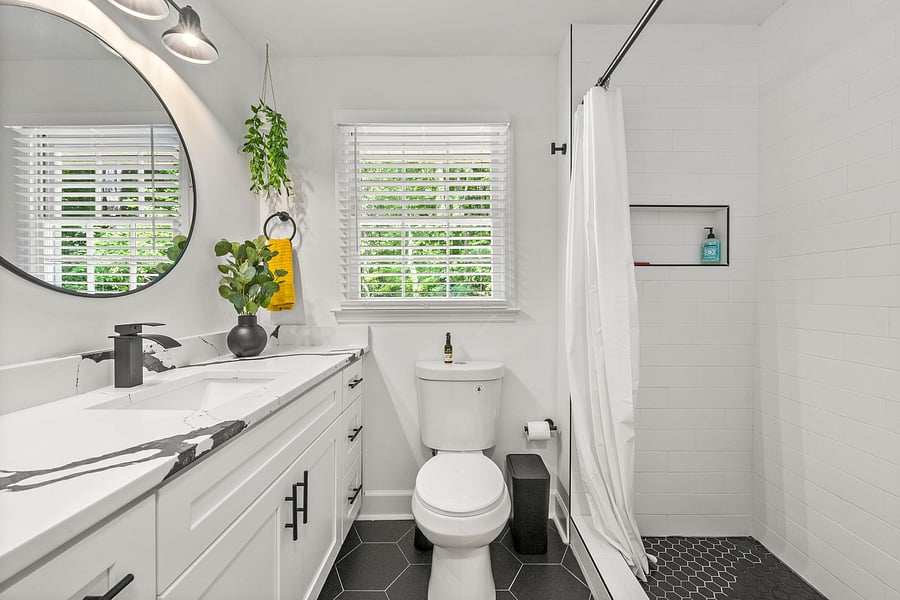 3rd bathroom w/tiled shower