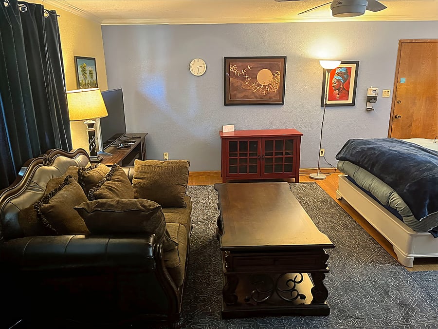 Live comfortably: Separate seating area with loveseat and lift-top table for work, laptop, dining, or relaxation.