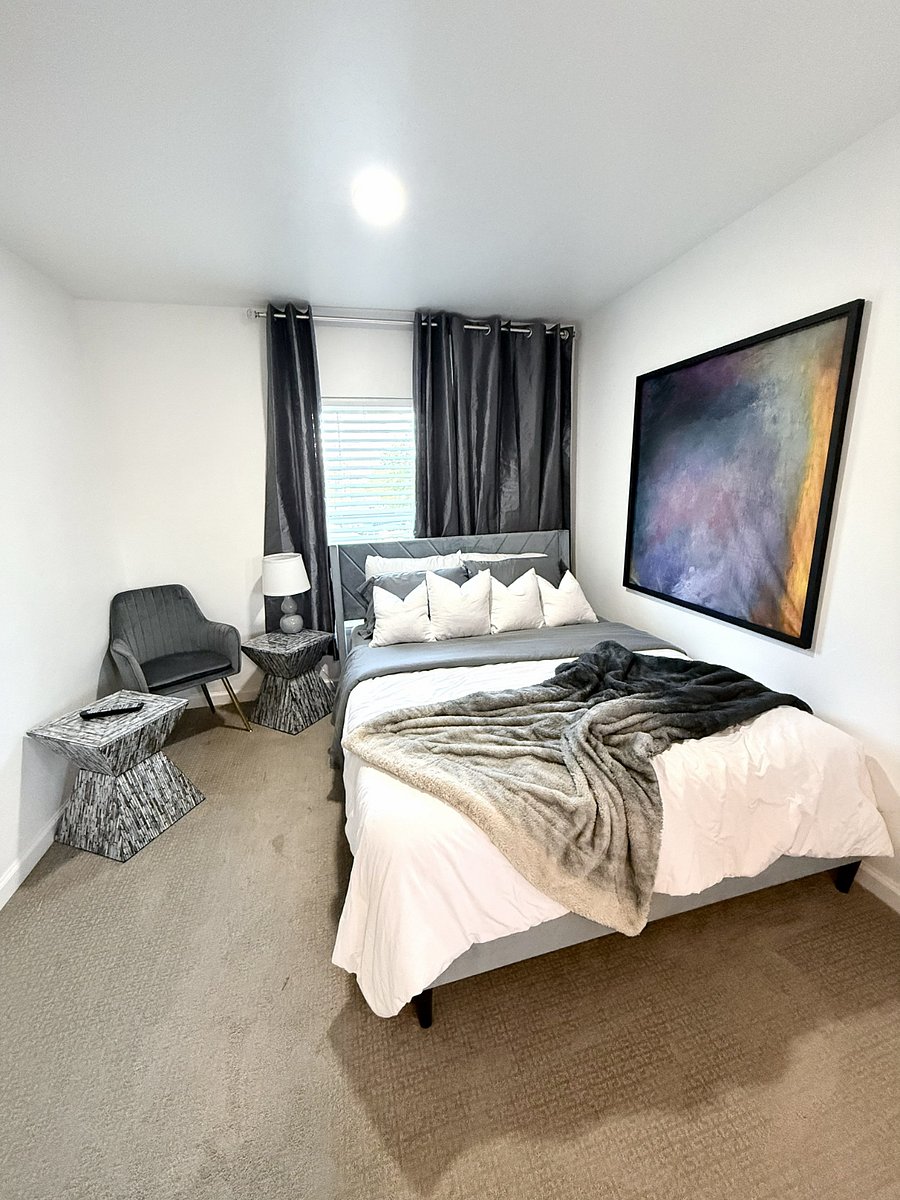 Largest Upstairs Bedroom - Queen Size bed, side table & chair