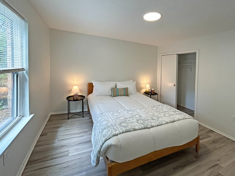 Second bedroom with queen bed, luxury mattress and high quality cotton linens. Closet.