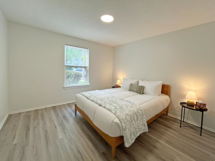 Second bedroom with queen bed, luxury mattress and high quality cotton linens. Closet.