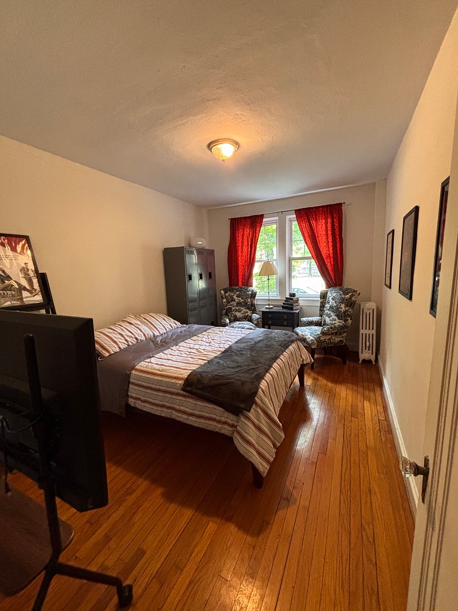 secondary/guest bedroom 