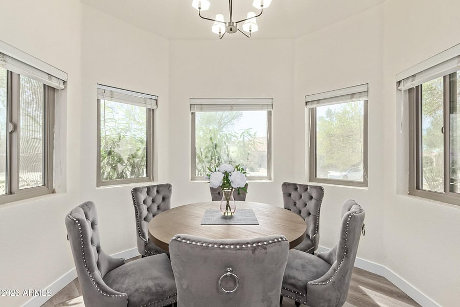 Dining room seats 6!