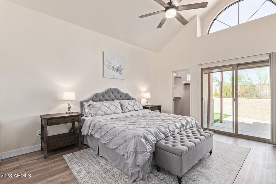 Master bedroom, vaulted ceilings, double sinks