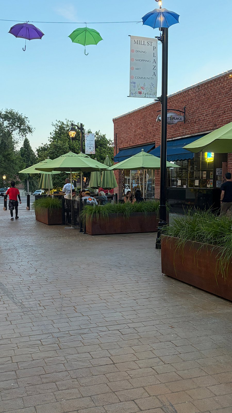 3 minute walk to restaurants and events