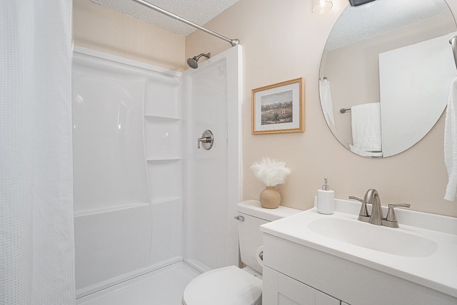Full bath in hallway