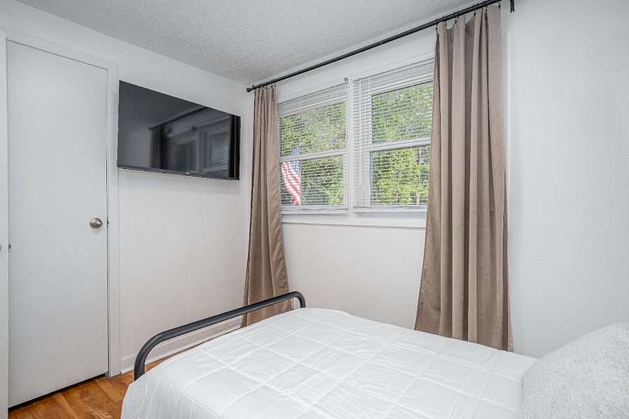 Bedroom 3 with twin bed