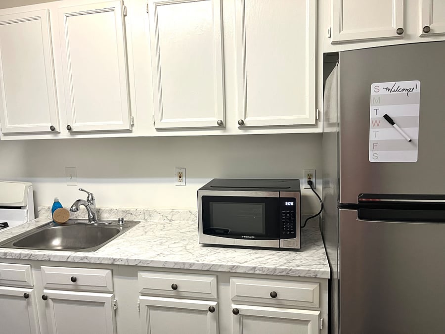 Kitchen w/ Microwave/