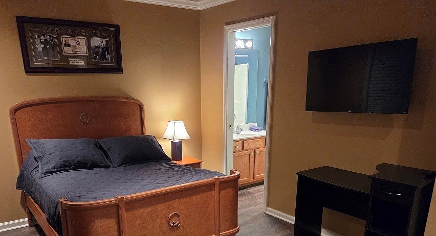 Guest bedroom double bed