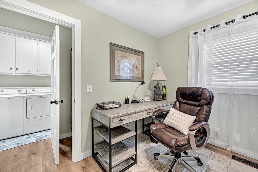 Nice long desk, near the WI-FI, AT&T server.
Very nice leather desk chair.