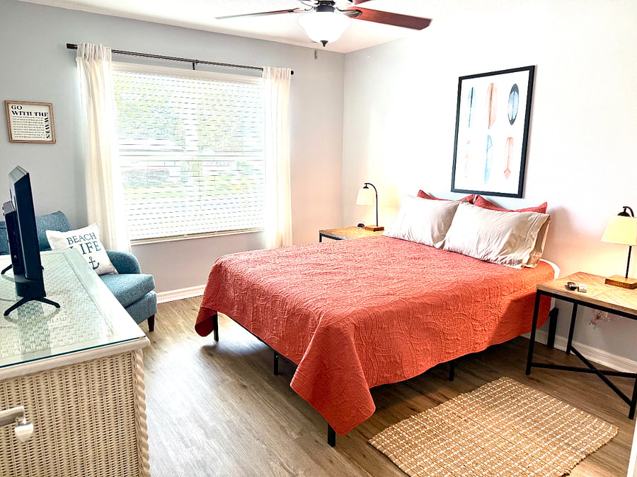 Guest Bedroom #1 - Queen - Flatscreen TV, Closet & Reading Chair