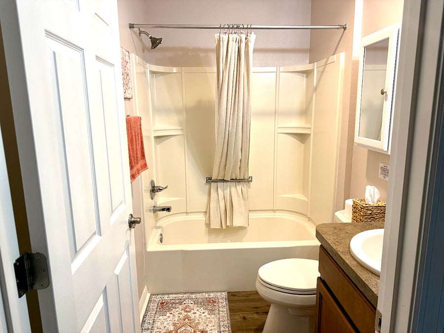 Guest Bathroom w/ Tub/Shower Combo