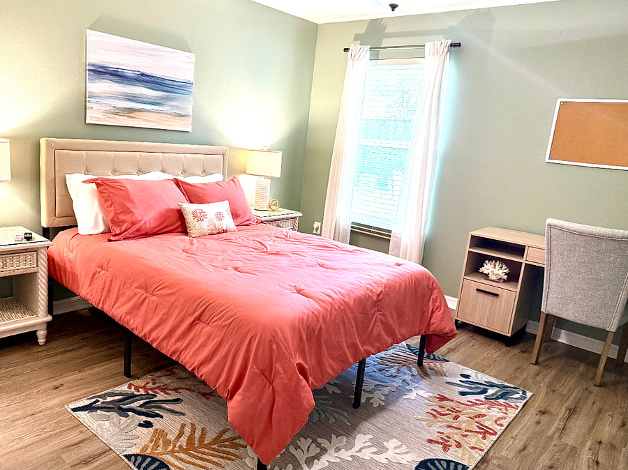 Guest Bedroom #2 - Queen - Flatscreen TV, Closet & Workspace