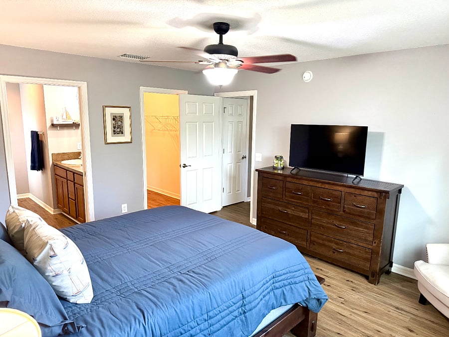 Master Bedroom - Queen - Flat Screen TV, Dresser, Walk-in Closet & Ensuite Bathroom