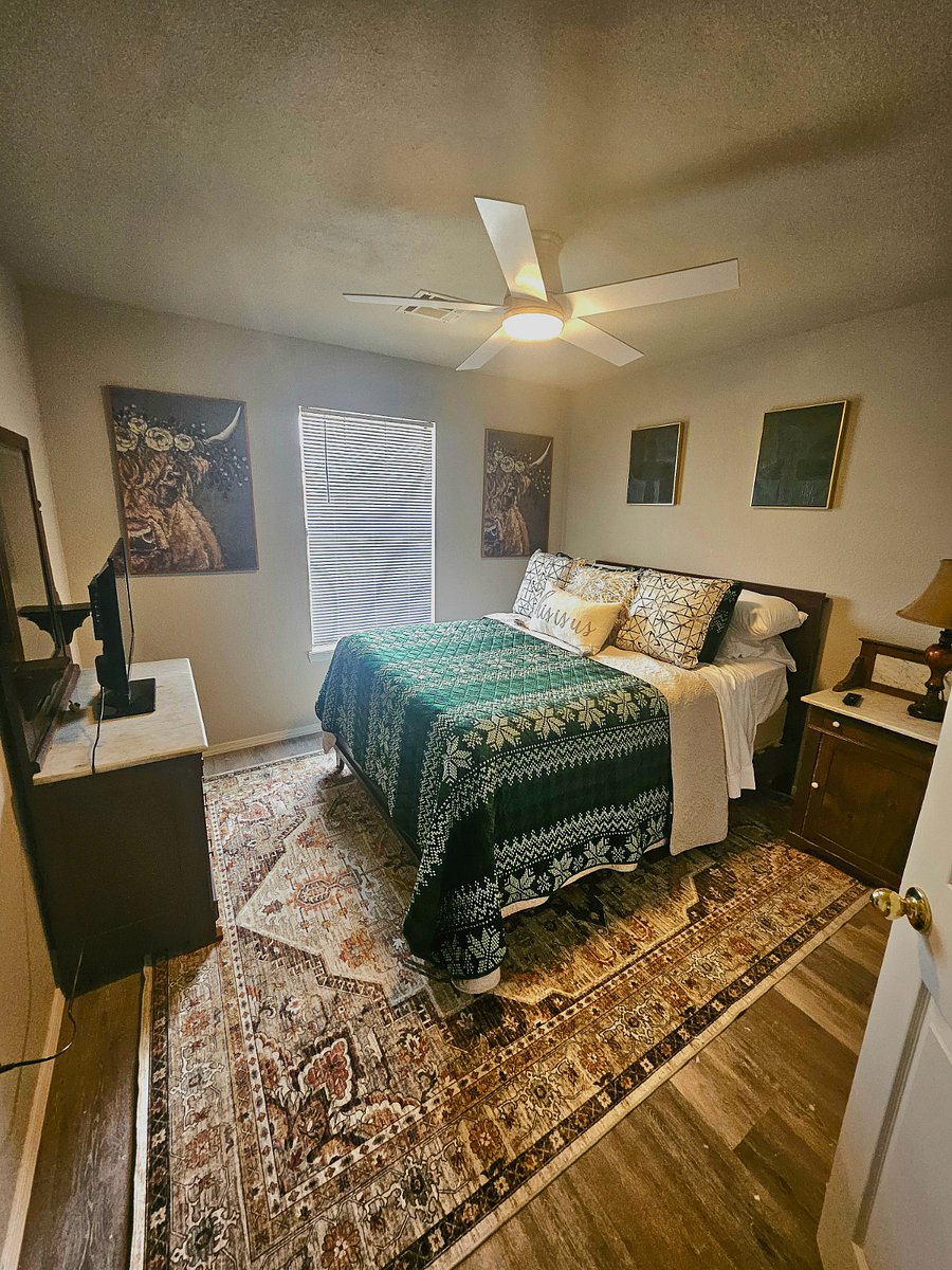 2nd bedroom. Queen bed