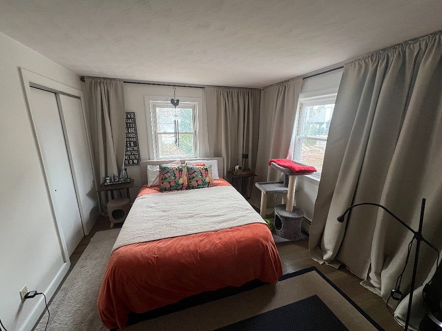 Bedroom w/ queen bed