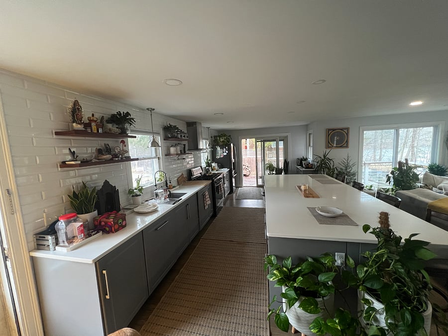 Open floor plan w/ kitchen, living room and dining table