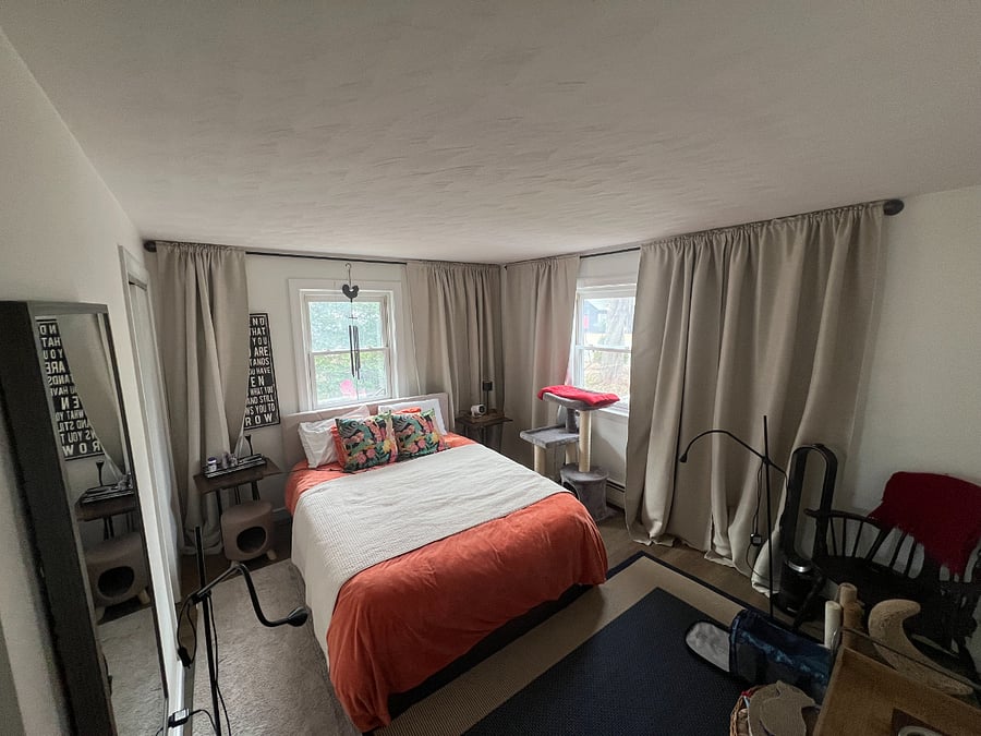 Bedroom w/ queen bed