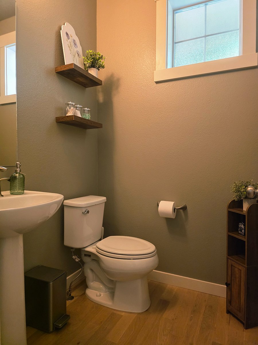 Foyer half bath