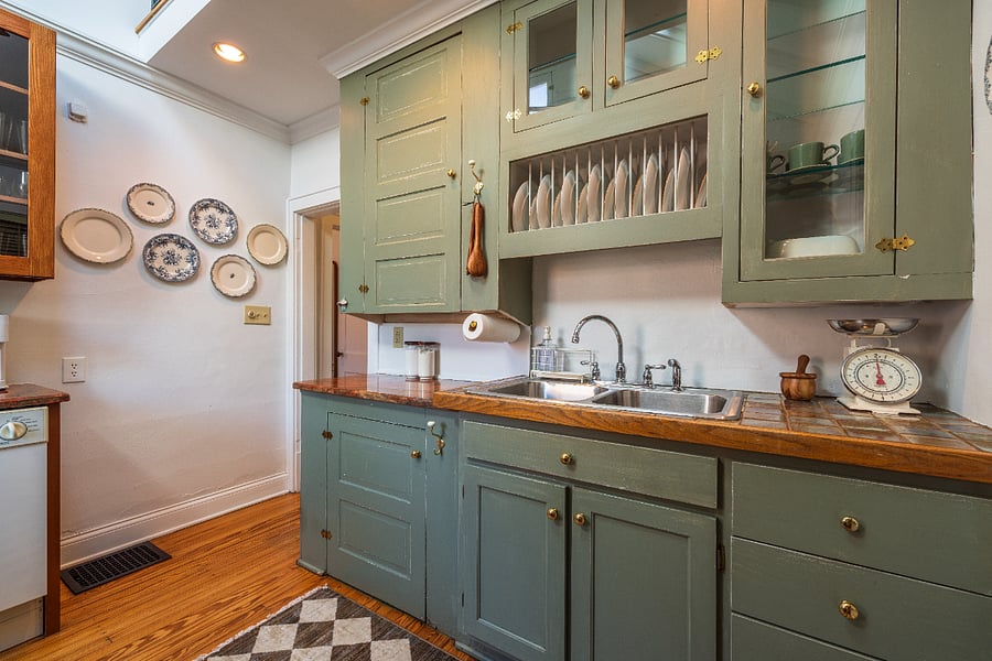 Well stocked kitchen with all major appliances