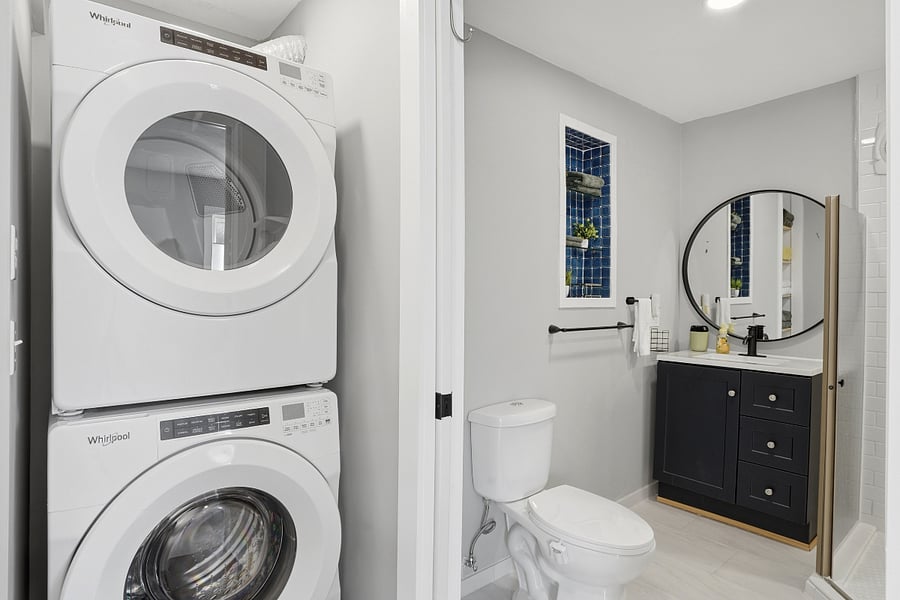 Washer/Dryer and Full Bathroom