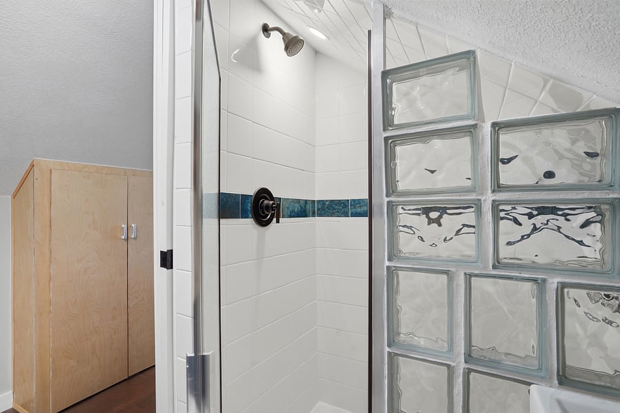 Upper Full Bathroom