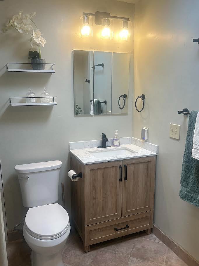 Clean, bright bathroom with convenient storage and contemporary finishes