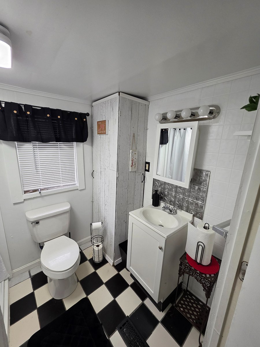 Full Bathroom for rear Bedrooms