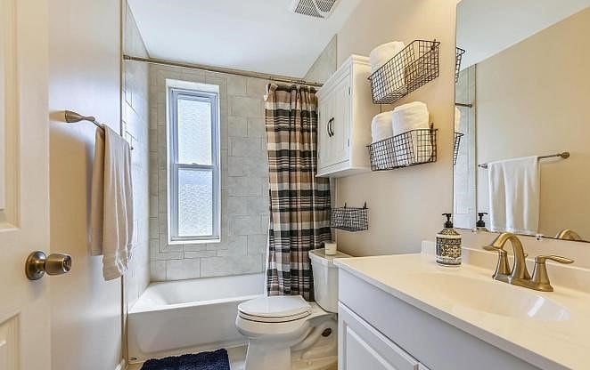 Main Bathroom
